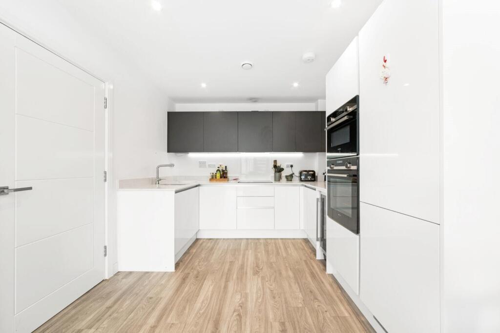 Apartment in London, Cossall Estate, Peckham - More