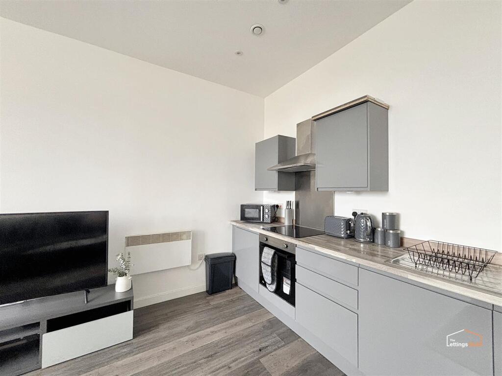 Apartment in Bradford, Heaton Royds, Chellow Heights - View 4