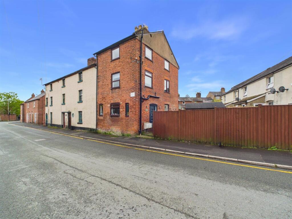Main image of property: 18 Oswald Place, Oswestry
