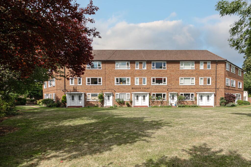 2-bed maisonette on Bridge Road, East Molesey, KT8, £440,000