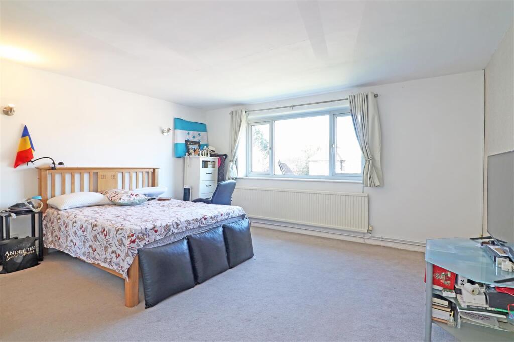 Apartment in Redhill, Reffles Bridge, Earlswood - View 2