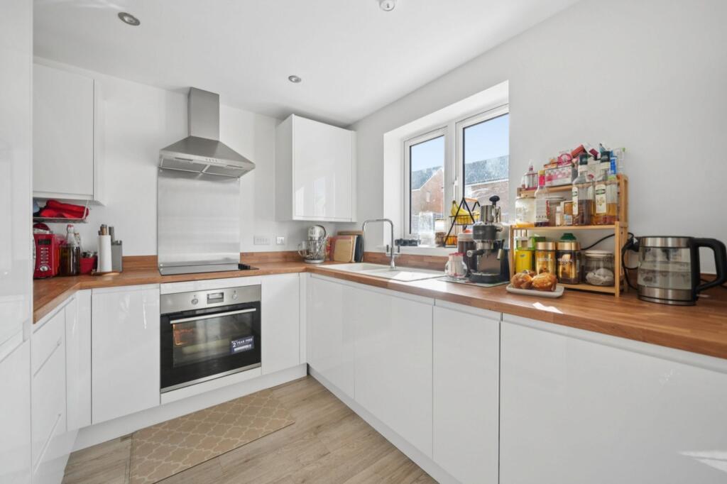 House in Vale of White Horse, Wellington Gate, Grove - View 2
