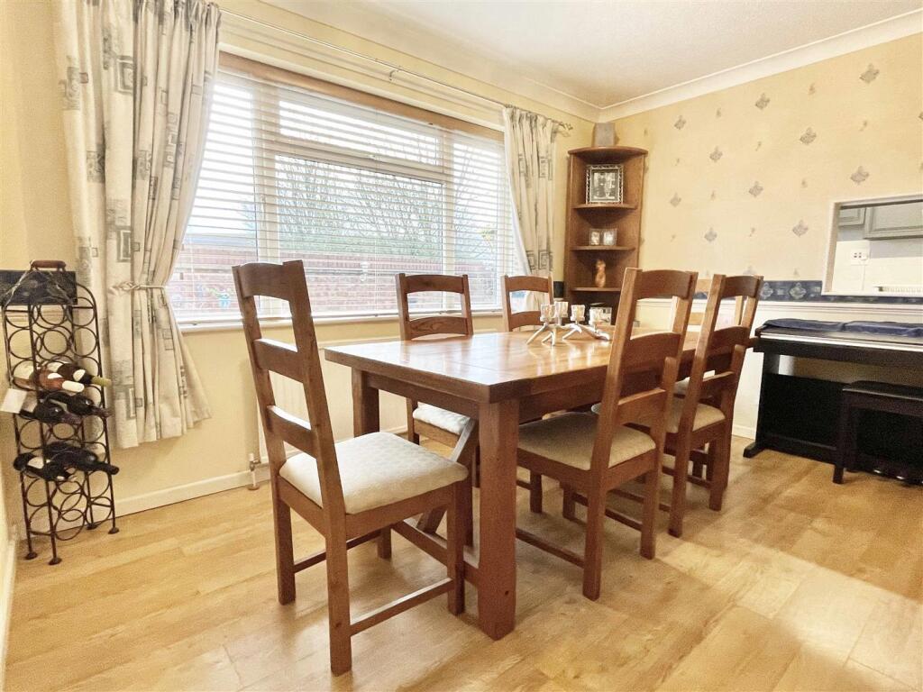 Trenchard Crescent, Springfield, Chelmsford photo 3