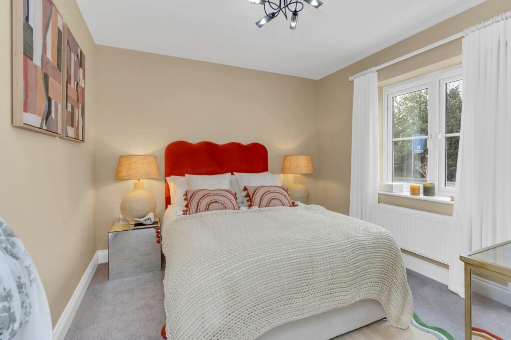 House in Bedford, Central Bedfordshire - More