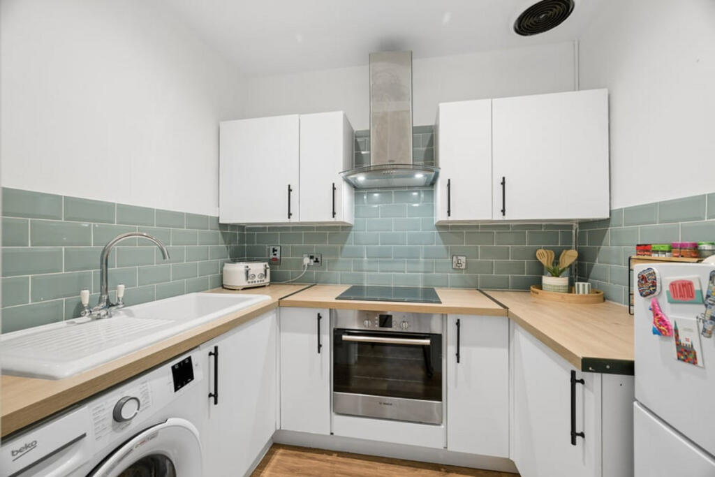 Apartment in Paisley, Renfrewshire - More