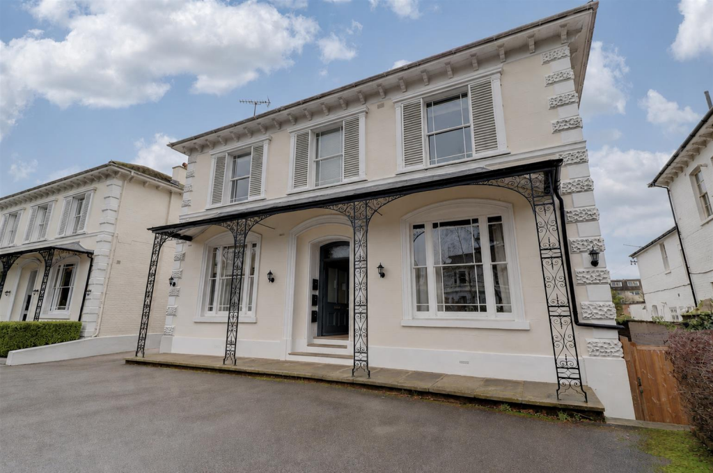Main image of property: Kenilworth Road, Leamington Spa, CV32 6JE