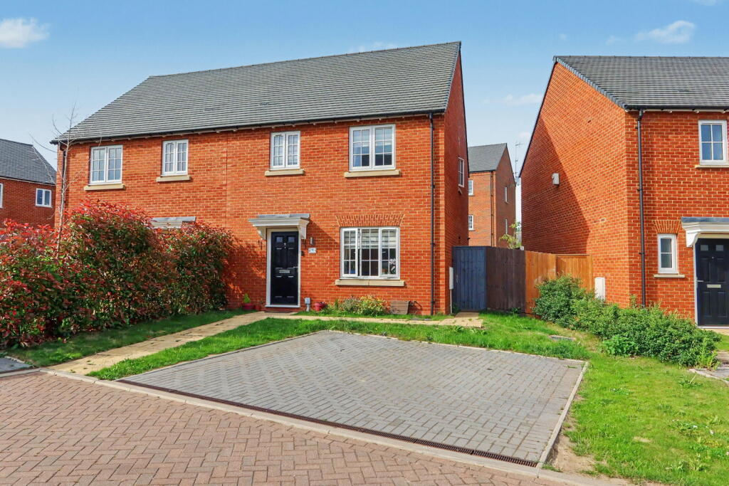 3-bed semi-detached on Lawrence Close, Banbury OX16 2DR, £339,950