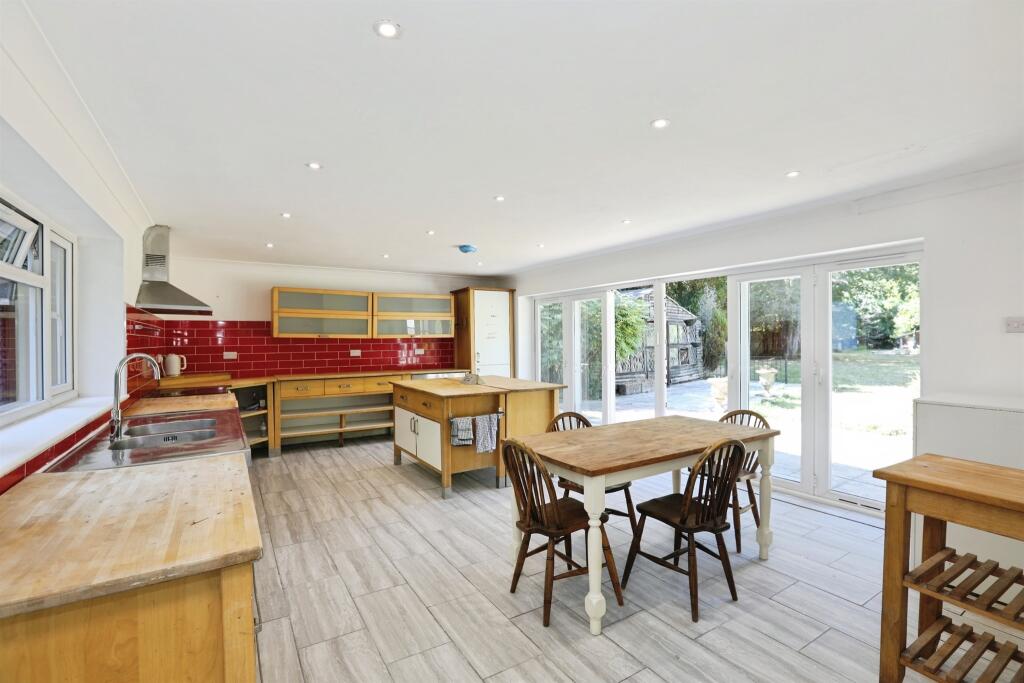 House in East Grinstead, Felbridge - View 4