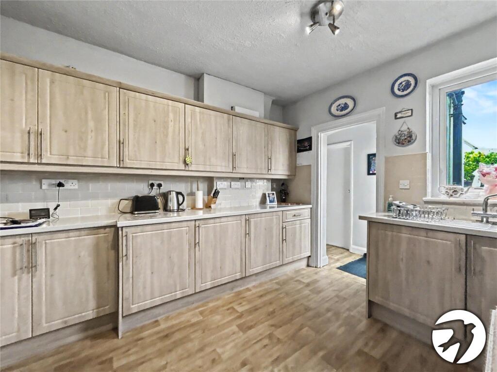 House in London, Halfway Street, Albany Park - More