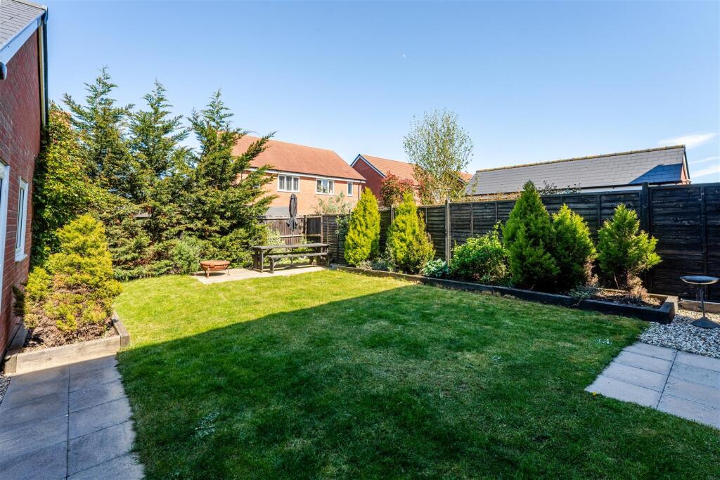 Four bedroom detached house on the popular Chestnut Park in Yatton photo 2