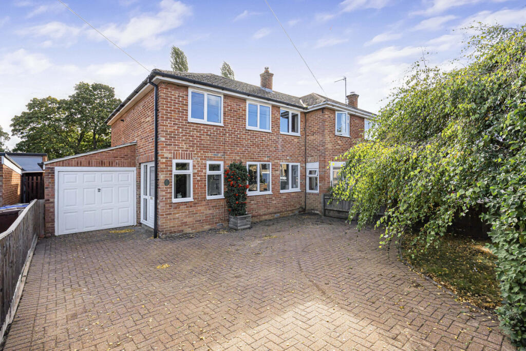 3-bed semi-detached on Hampden Drive, Kidlington, OX5, £525,000