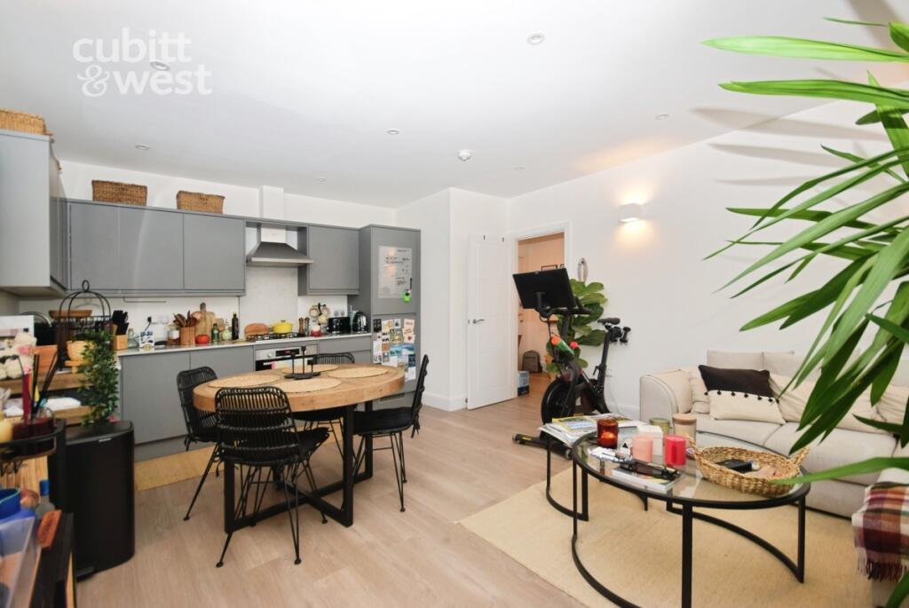 Apartment in Mole Valley, Leatherhead - View 3