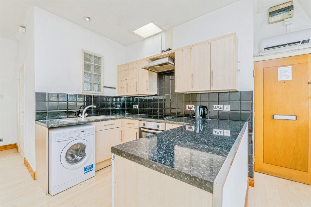 Apartment in Cardiff, Crockherbtown, Castle - View 4