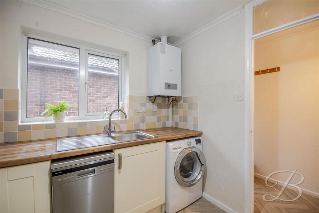 House in Mansfield, Forest Town - More