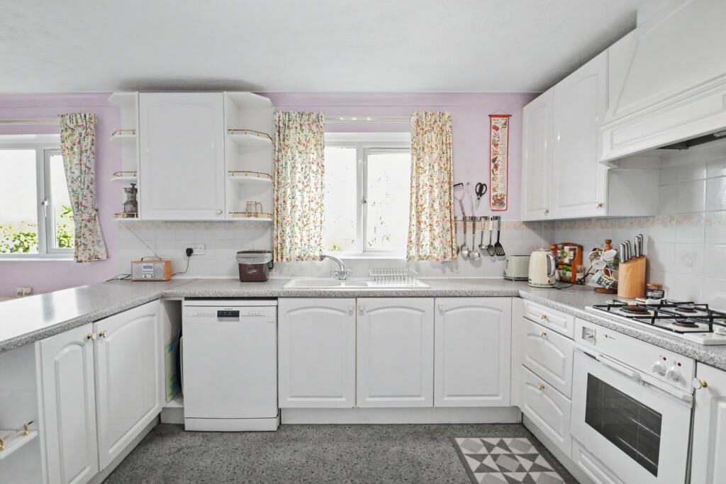 House in Poole, Hillbourne, Broadstone - More