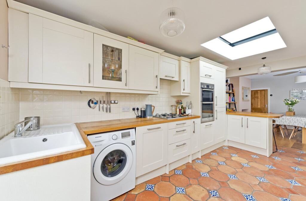 House in London, Royal Borough of Kingston upon Thames - View 6