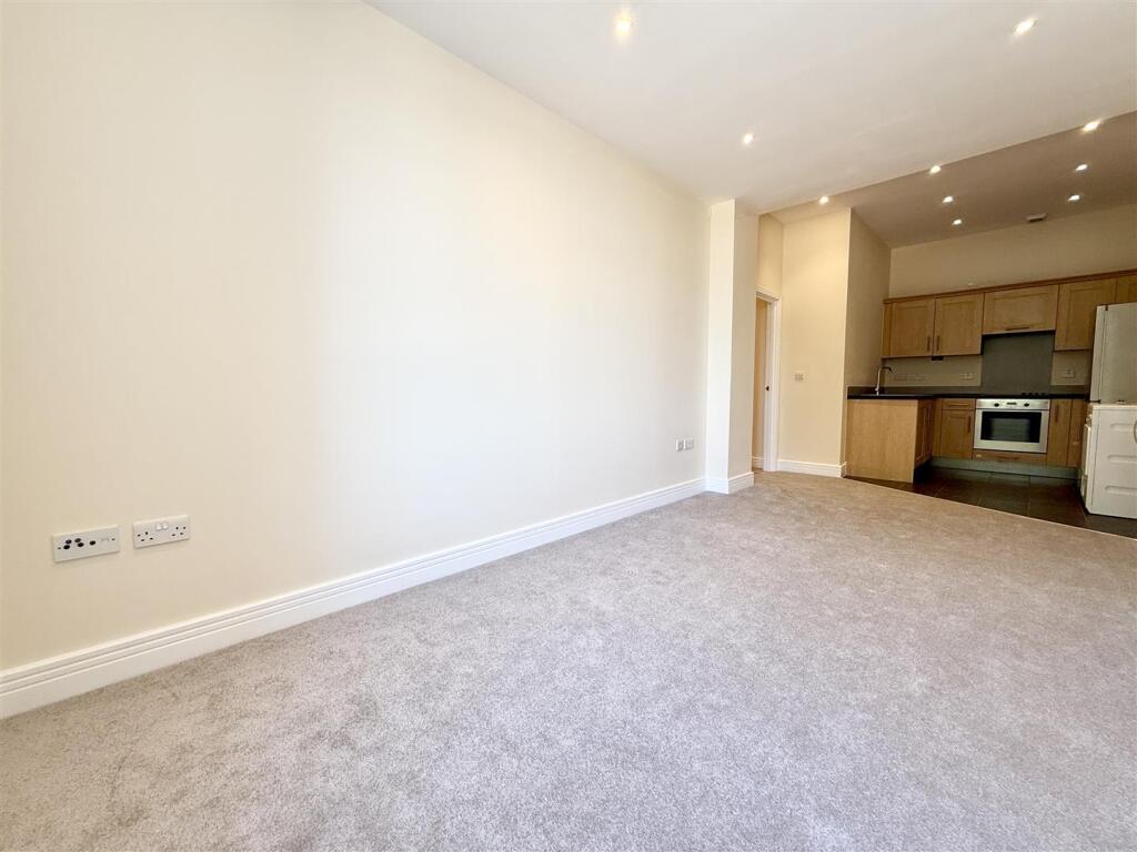 Apartment in Winchester, Wickham - View 5