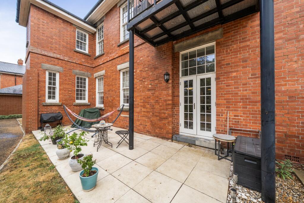 Apartment in Epsom and Ewell, Manor Park - View 5