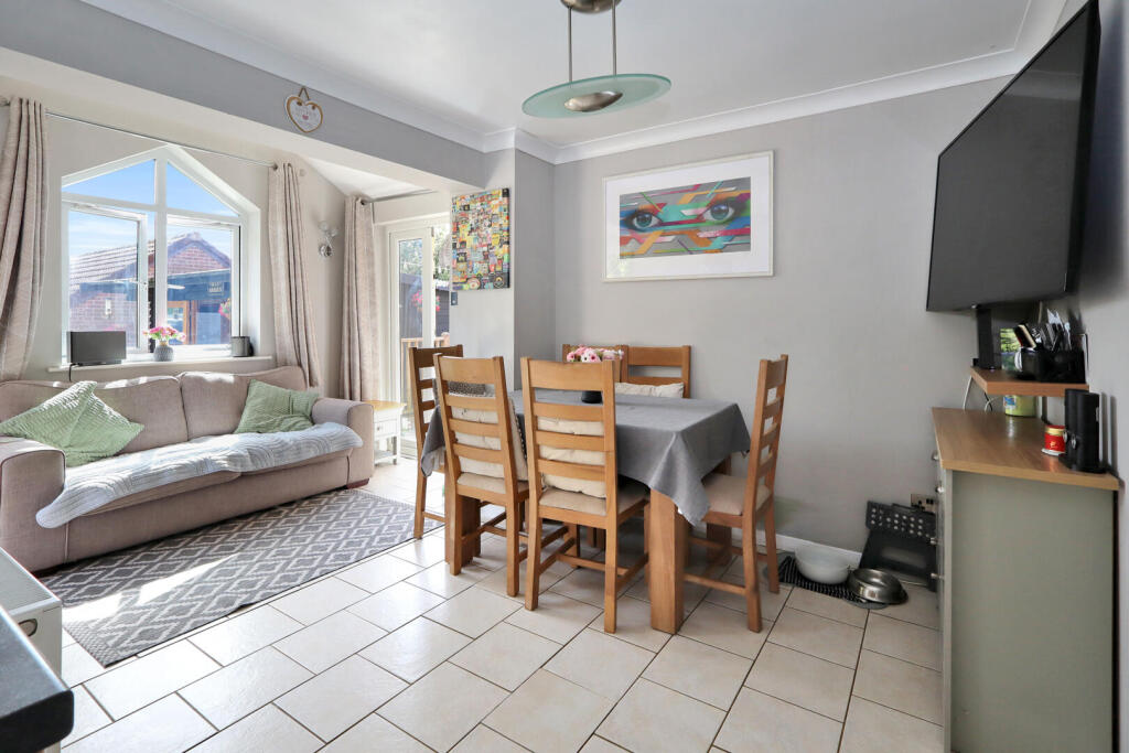 House in Fareham, Locks Heath - View 4