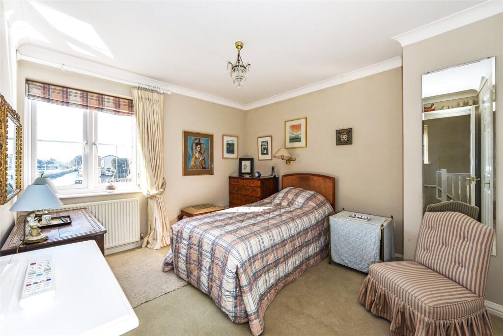 House in Chichester, Southbourne - More