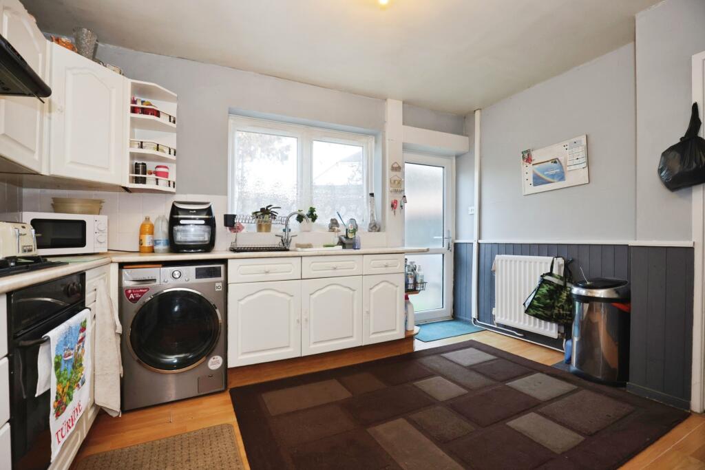 St. Margarets Road, Whitnash, Leamington Spa, CV31 photo 3