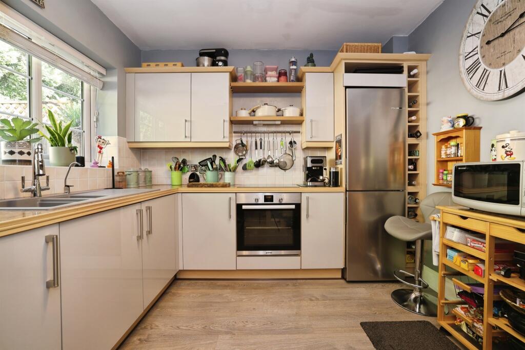 House in Salisbury, Clarendon Park - More