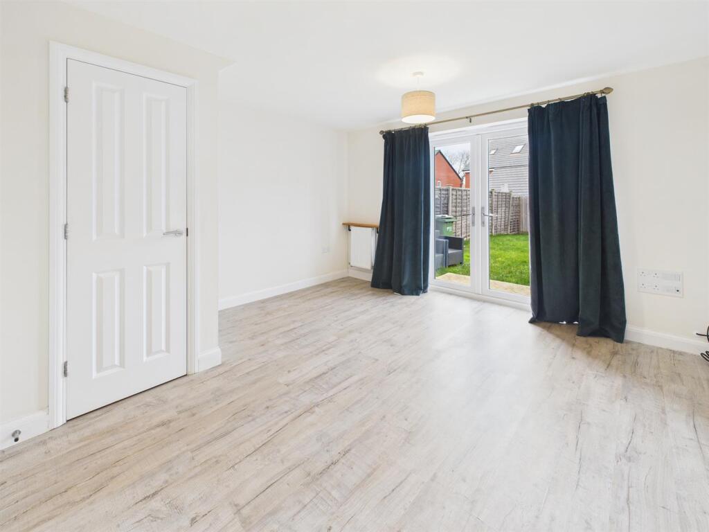 Nightingale Close, Hardwicke, Gloucester photo 4