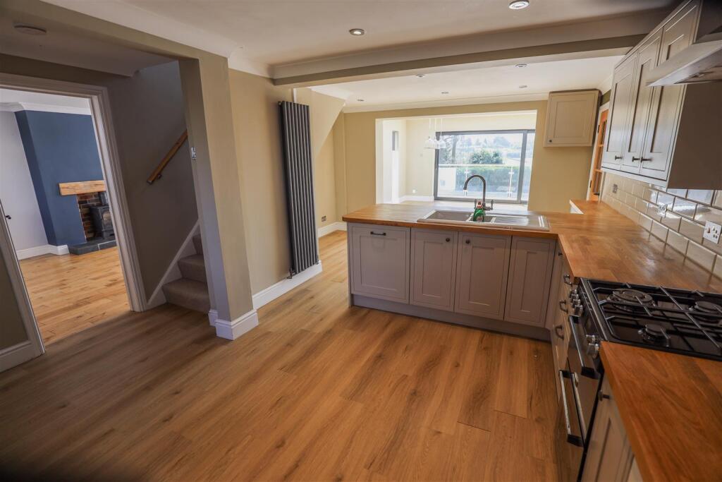 House in Cowbridge, Llanblethian - More