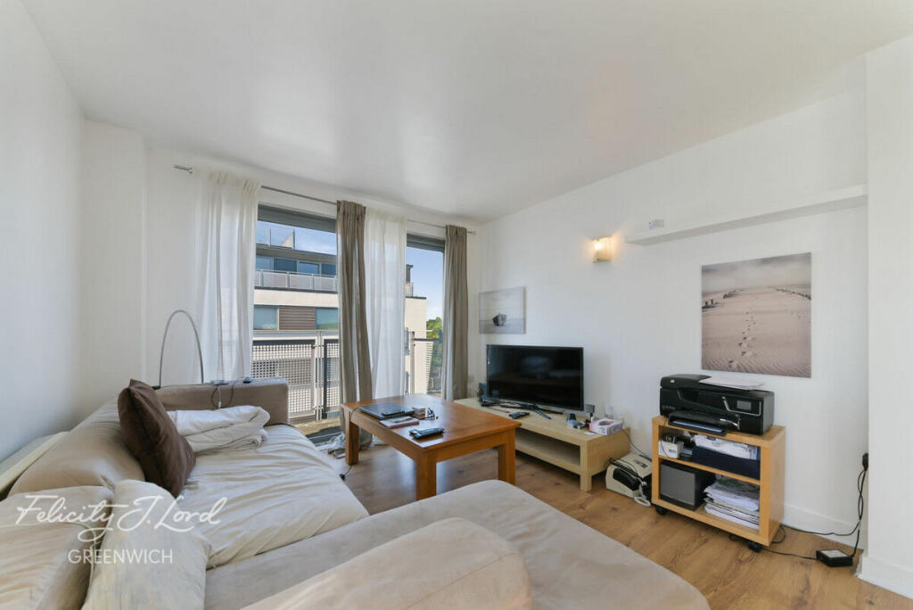 1-bed flat on Deals Gateway, London, £285,000