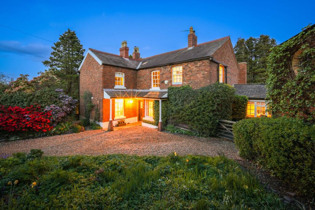 Main image of property: Auchenhoan, The Brow, Kingsley, Frodsham, WA6 8AN
