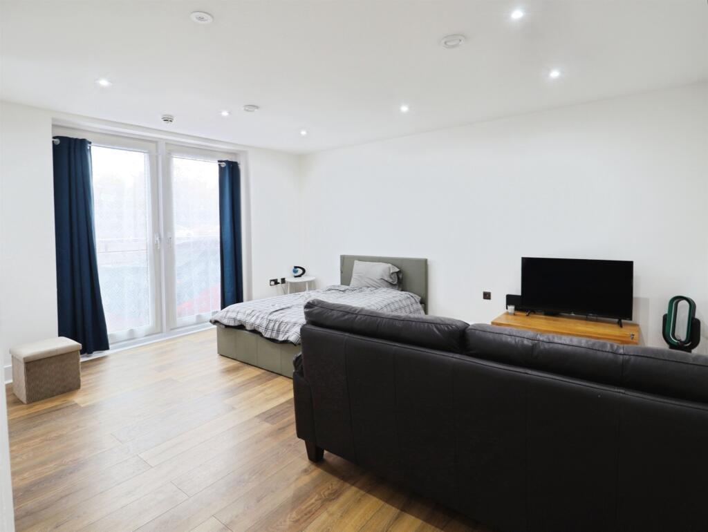 Apartment in Cardiff, Grangetown - View 2