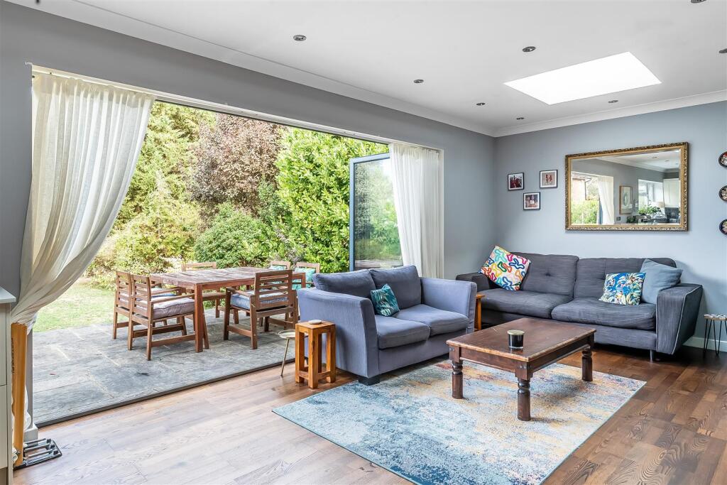 Yarm Close, South Leatherhead, KT22 photo 4