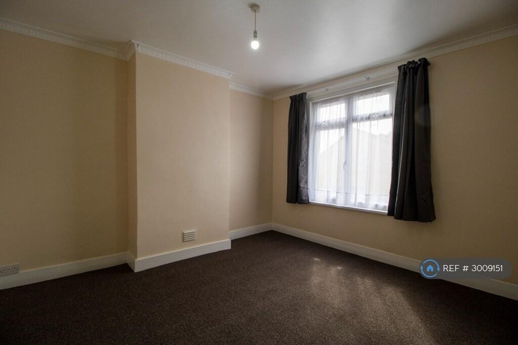 Apartment in Ilford - View 4