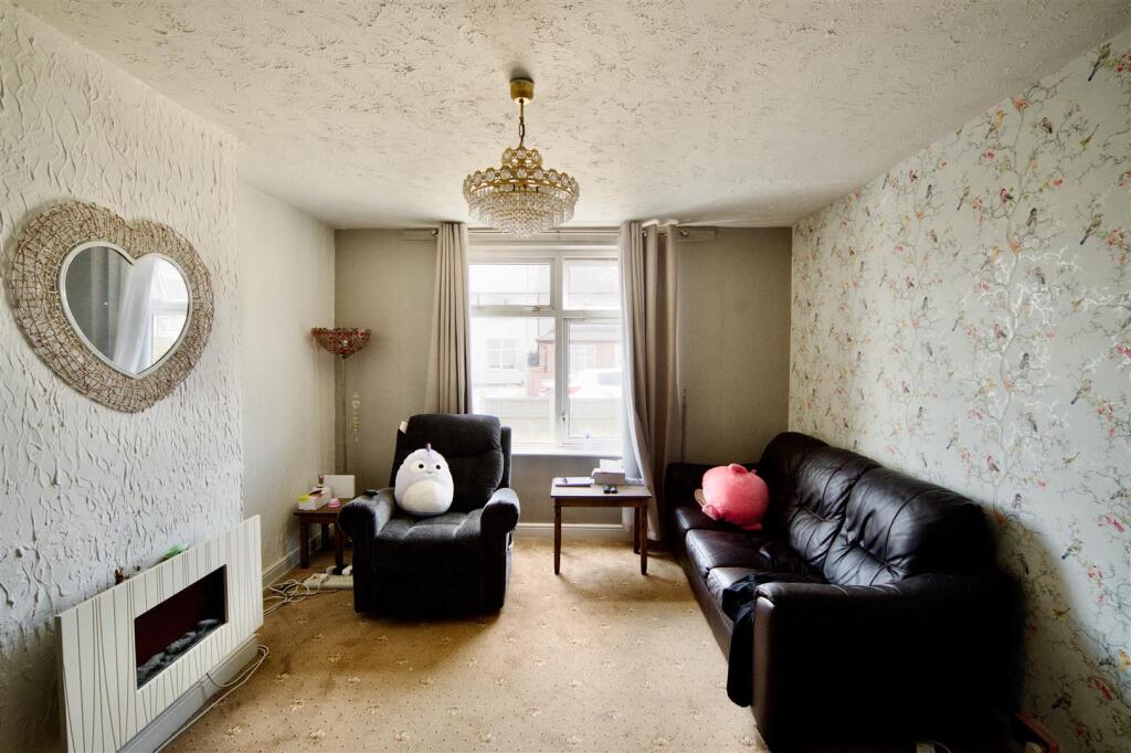 House in Romford - More