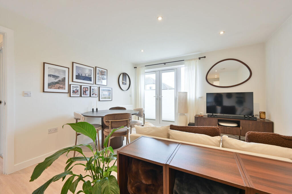 Hales Court, Watford, WD25 photo 4
