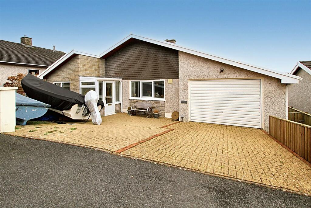 3-bed bungalow on Parc Y Plas, Aberporth, Cardigan, £390,000