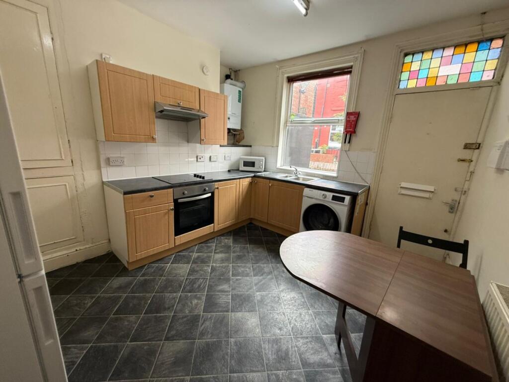 House in Leeds, West Yorkshire - View 3