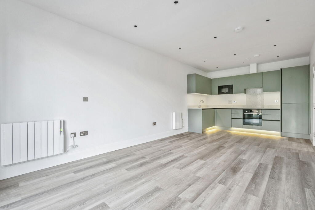 13 Green Lane, Northwood photo 4