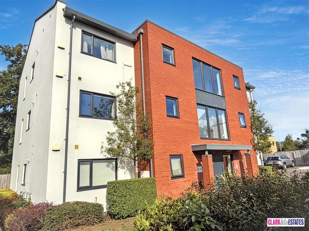 2-bed flat on The Chase, Topsham, £285,000
