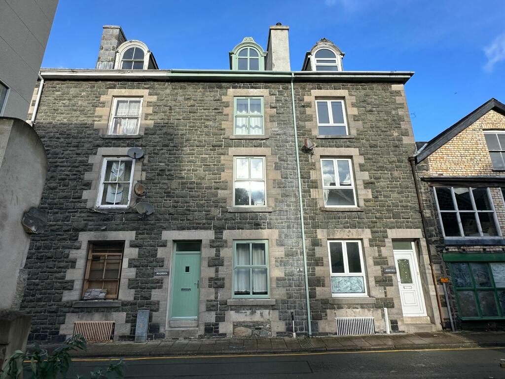 4-bed terraced on Doleiddon, Glyndwr Street, Dolgellau. LL40 1BD, £125,000