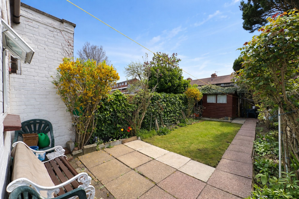 Mead Road, Edgware, HA8 - View 6