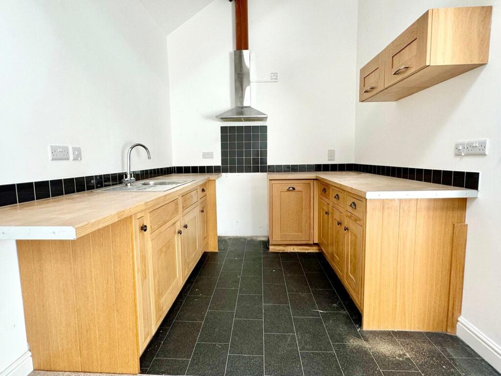 Middleton Street, Llandrindod Wells, Powys photo 4