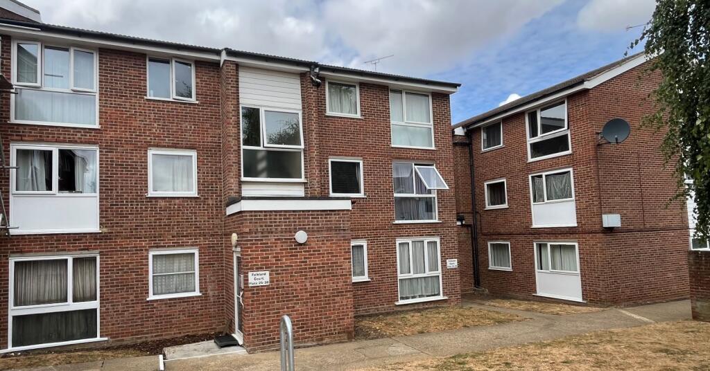 2-bed flat on 29 Falkland Court, Braintree, Essex, CM7 9LL, £65,000