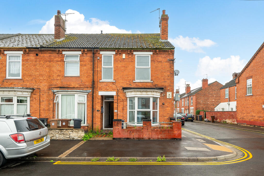 3-bed terraced on Sincil Bank, Lincoln, Lincolnshire, LN5 7TQ, £158,545