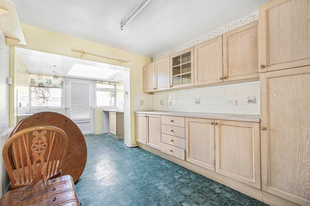 Hakeburn Road, Cirencester, Gloucestershire, GL7 photo 3
