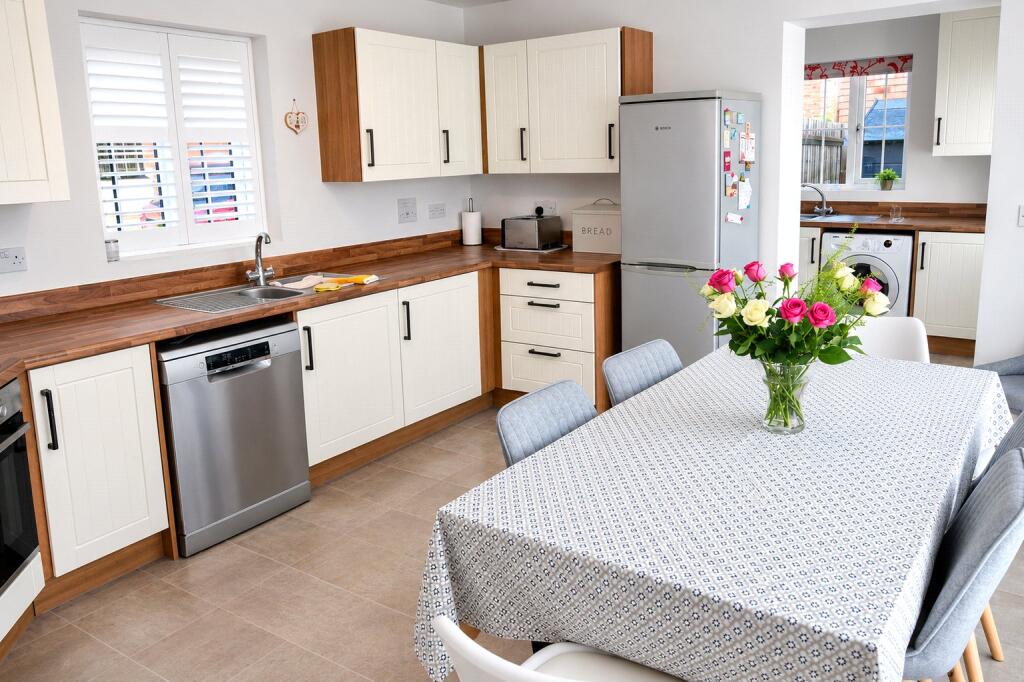 House in Silsoe, Central Bedfordshire - More