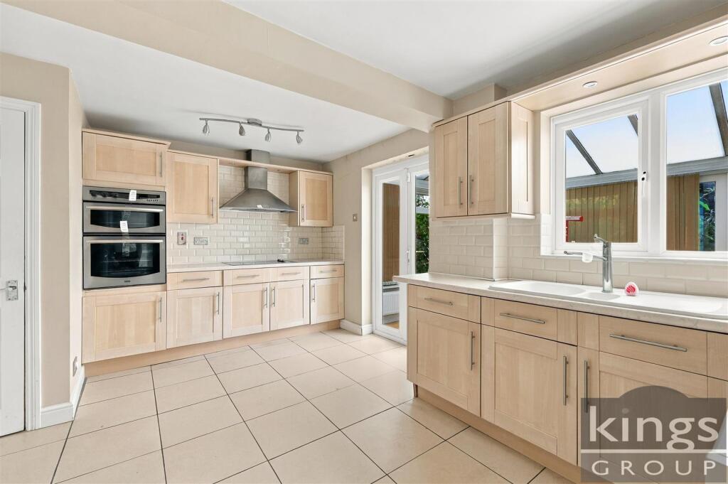 House in Broxbourne, Turnford - More