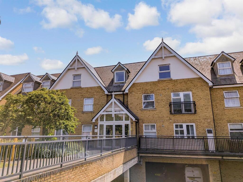 1-bed flat on Tanners Close, Dartford, Kent, £139,000