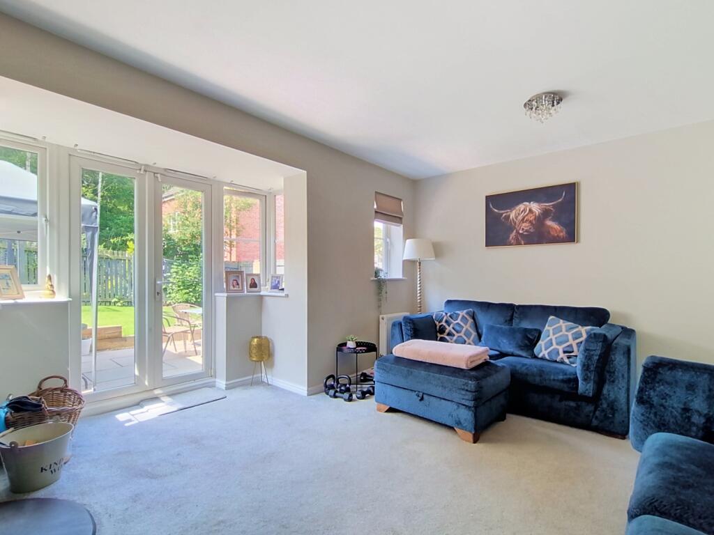 House in Kirklees, Cleckheaton - More