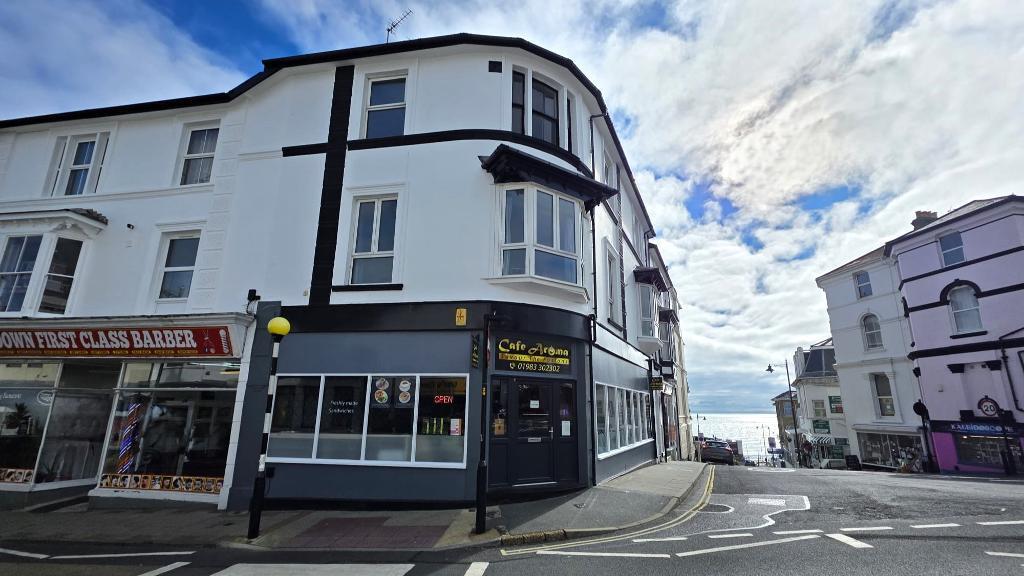 2-bed flat on Pier Street, Sandown, Isle of Wight, PO36 8JR, £165,000